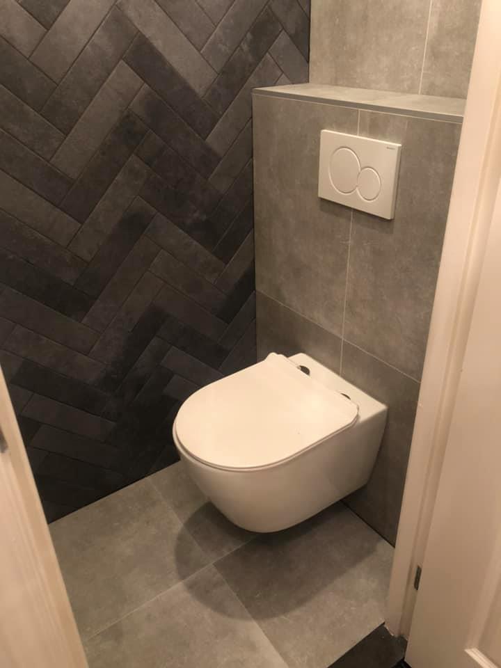 Compleet nieuw toilet door van Wijngaarden tegelzetters.