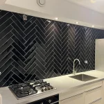 Keukenrenovatie voor en na, met zwarte glans tegels in visgraad motief gebruikt bij deze keuken renovatie