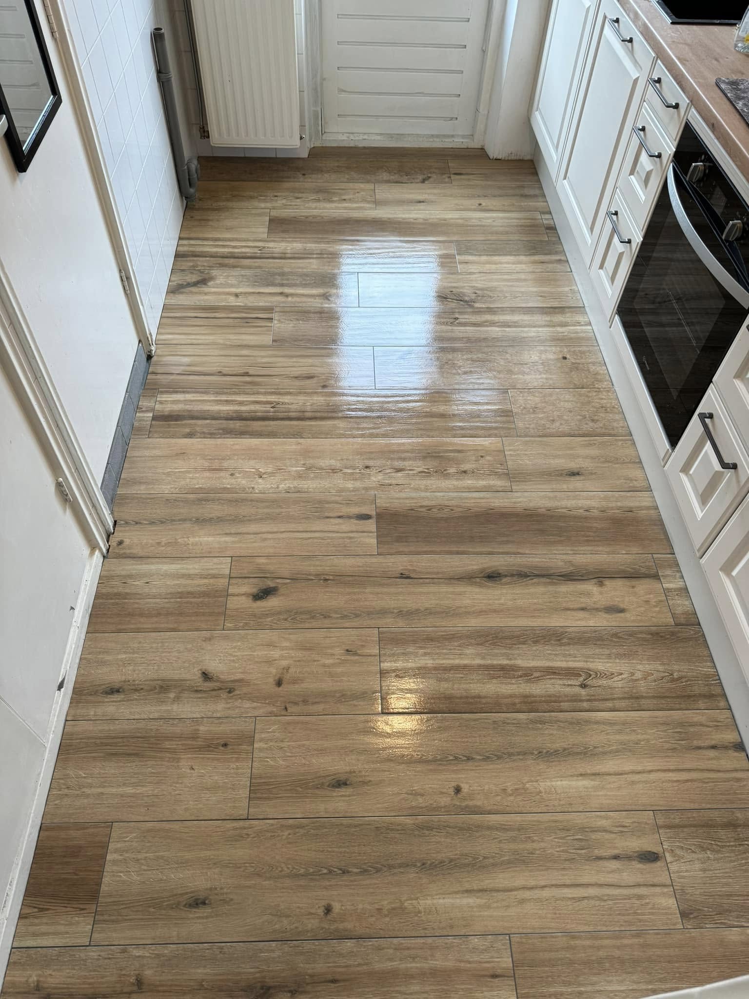 Moderne badkamer met kleurrijke mozaiek tegels badkamer en stijlvol tegelwerk door Van Wijngaarden