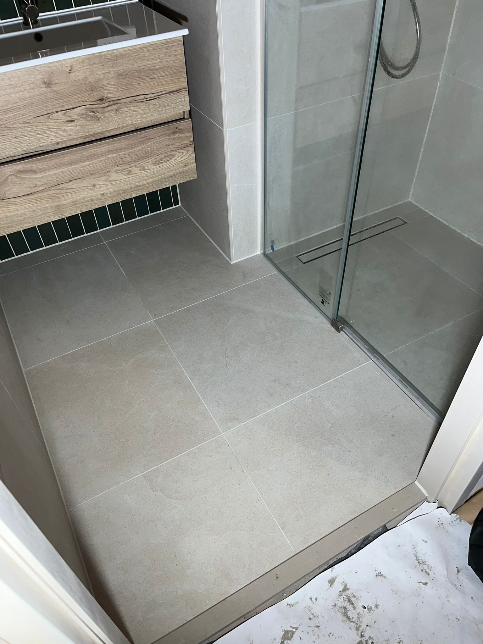 Verschillende terrastegels soorten in een mooie tuinomgeving