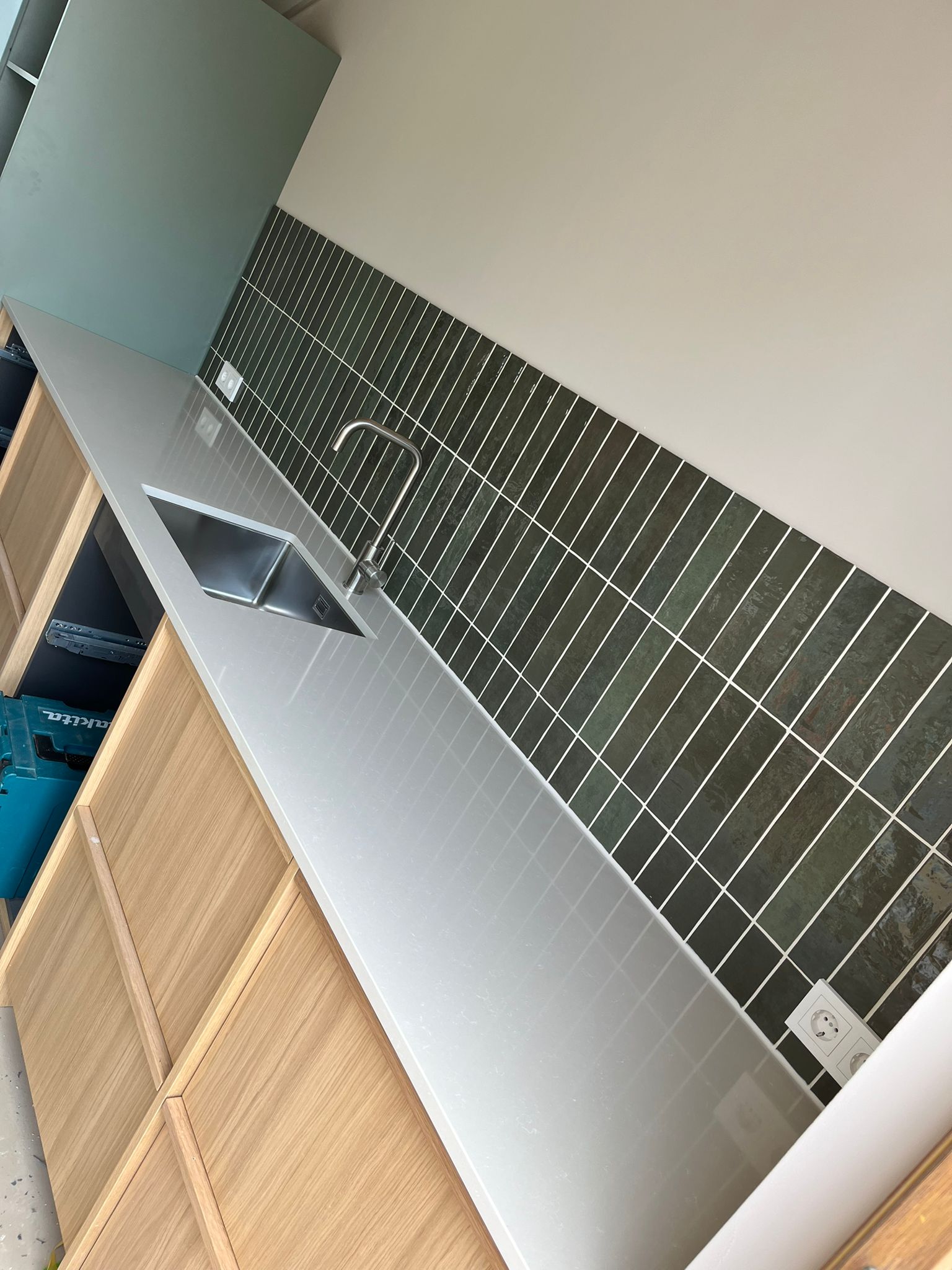 Close-up van natuursteen tegels met unieke patronen en kleuren in een moderne Utrechtse woning