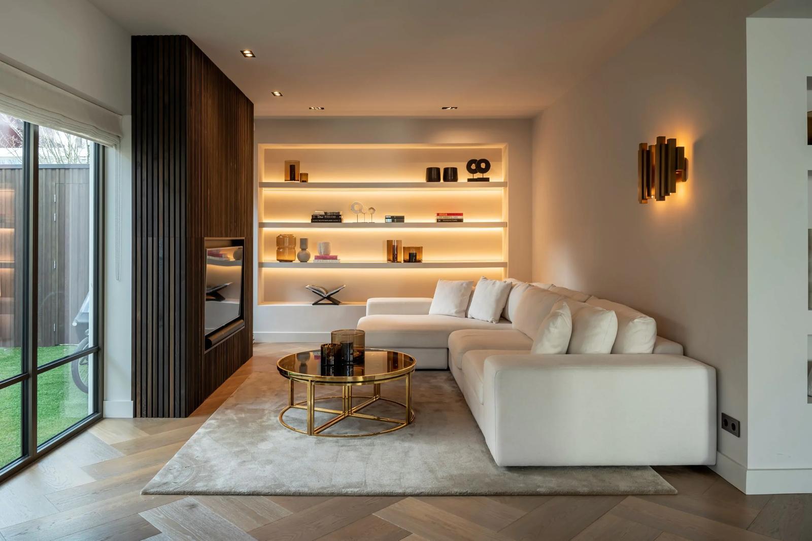 Exclusief stucwerk en verfwerk in een warme woonkamer