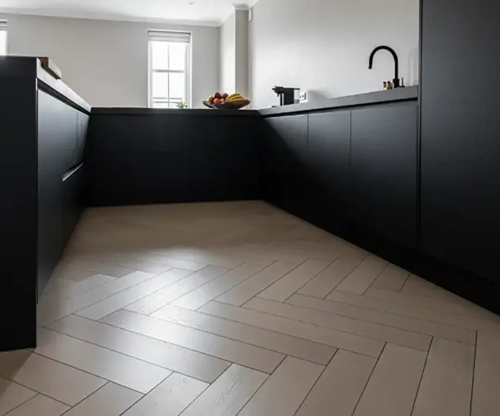 Prachtige PVC Keukenvloer in mat zwarte keuken