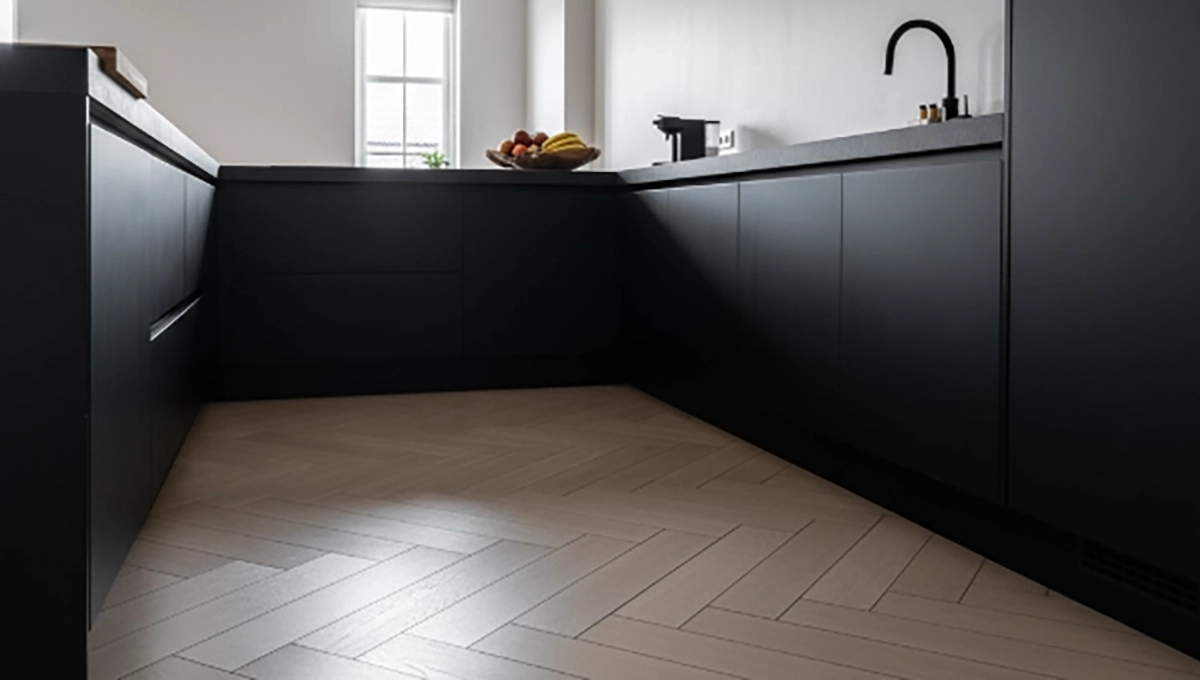 Visgraat PVC Keukenvloer in mat zwarte keuken