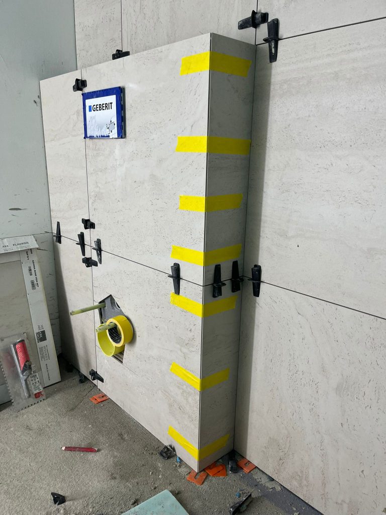 badkamer in verstek afplakken van de zijkant