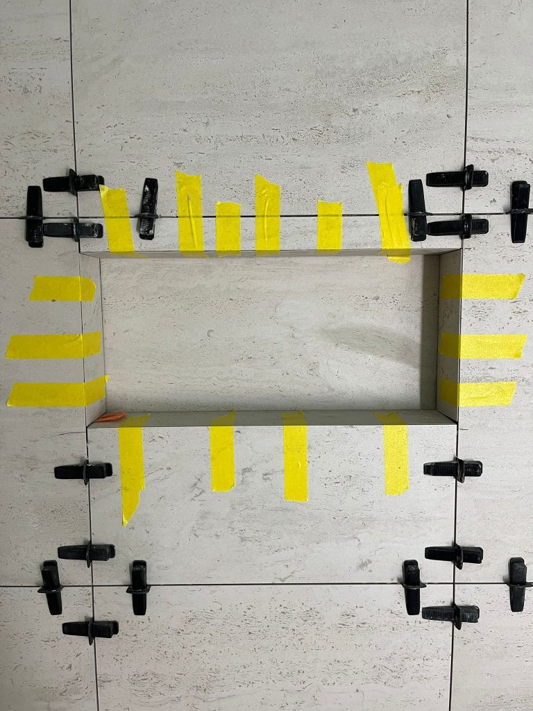 badkamer in verstek afplakken van hoeken