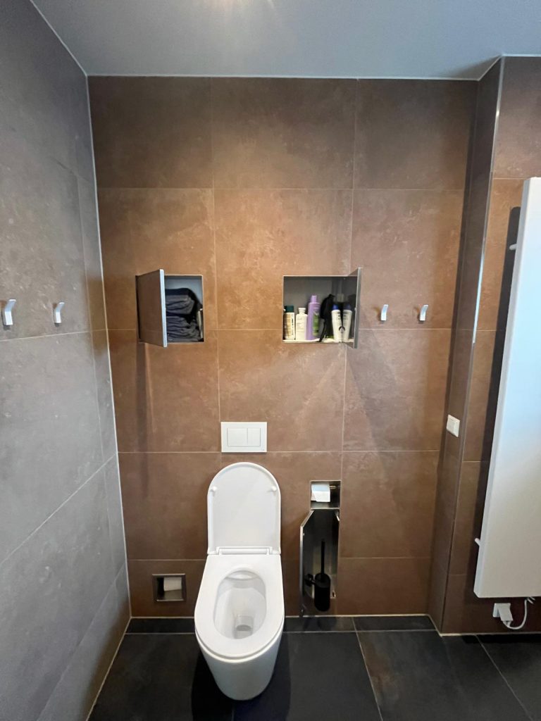 Prachtige badkamer in Woerden toilet gedeelte met open kastjes