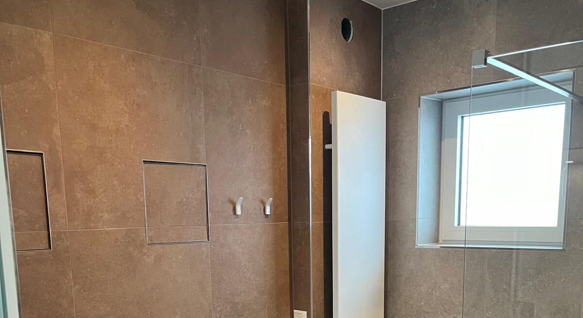 Close-up van matte en glanzende tegels naast elkaar met focus op textuur en afwerking