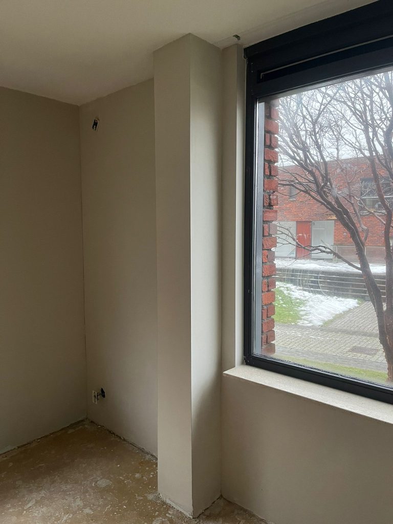 Stucwerk woonkamer 75m2 in Utrecht voorzien van 75m2 vers strak stuk werk