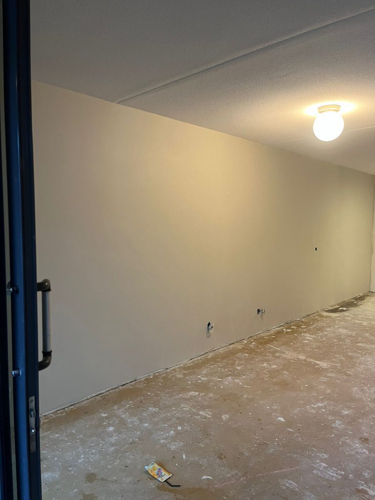 Stucwerk woonkamer 75m2 in Utrecht voorzien van 75m2 vers strak stuk werk