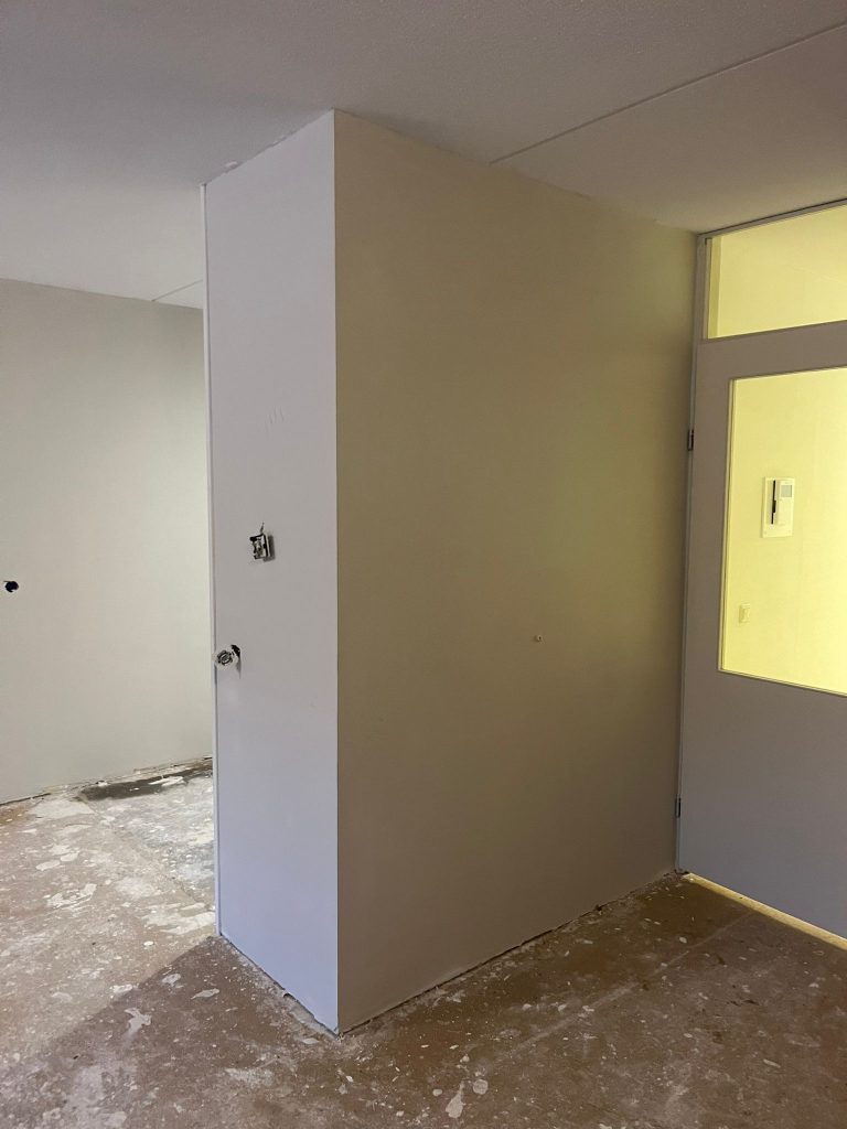 Stucwerk woonkamer 75m2 in Utrecht voorzien van 75m2 vers strak stuk werk