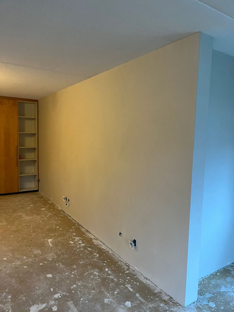 Stucwerk woonkamer 75m2 in Utrecht voorzien van 75m2 vers strak stuk werk