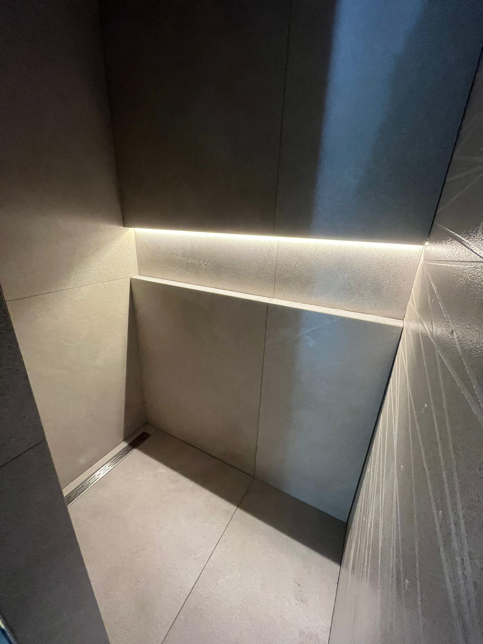 Badkamer in verstek met mooie 120x120 tegels gezet