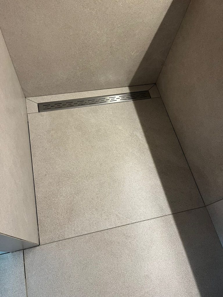 Badkamer in verstek met mooie 120x120 tegels