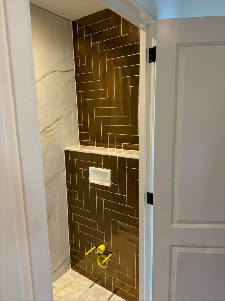 toilet betegeld in ellenboogverband