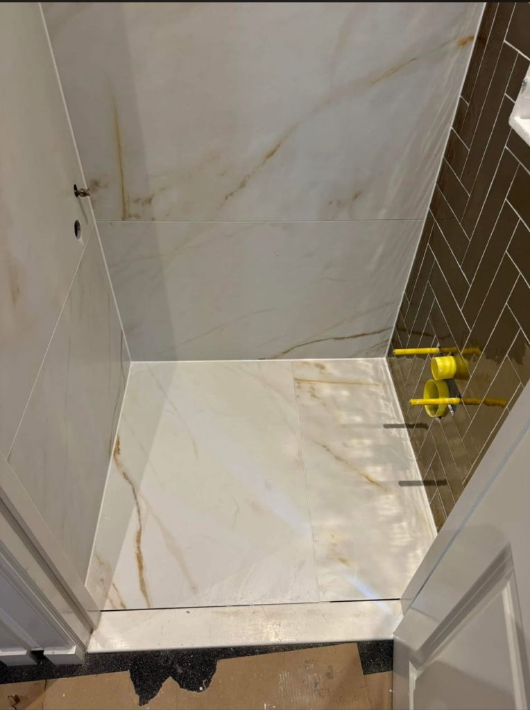 Toilet tegels volledig in ellenboogverband