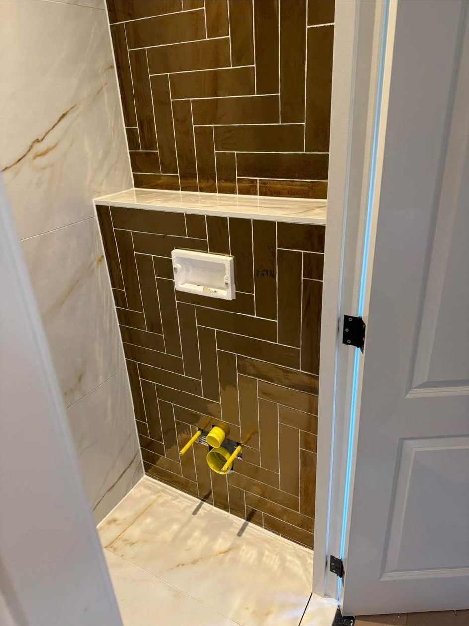 Toilet met tegels in ellenboogverband