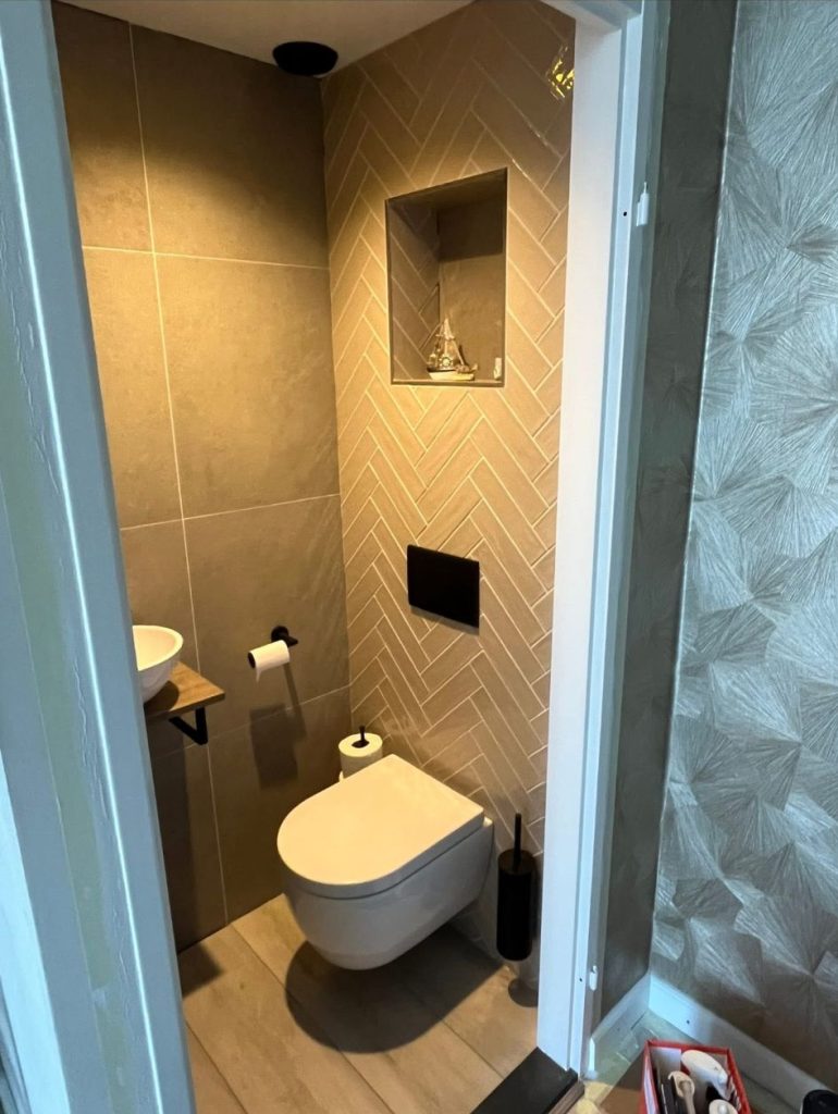 Toilet renovatie met tegels gelegd in visgraat