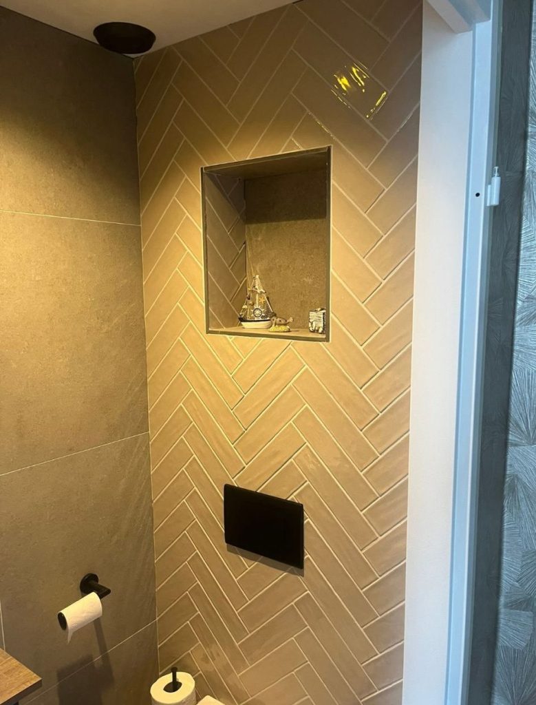 WC Tegels gelegd in visgraat