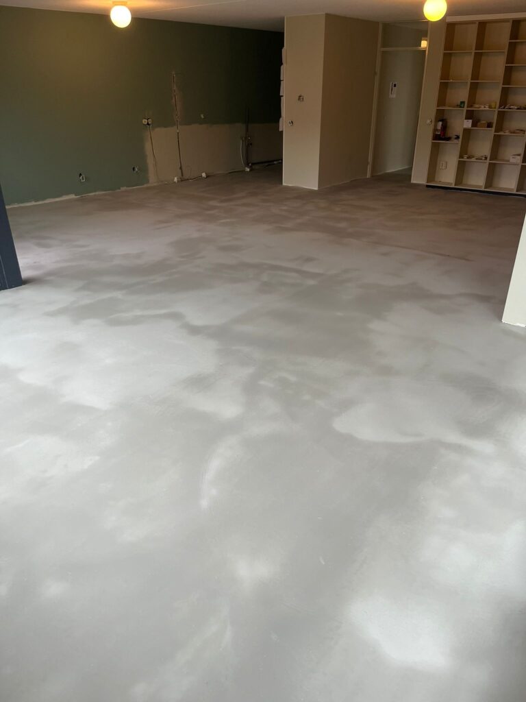 87m2 woonkamer + gang geégaliseerd 2