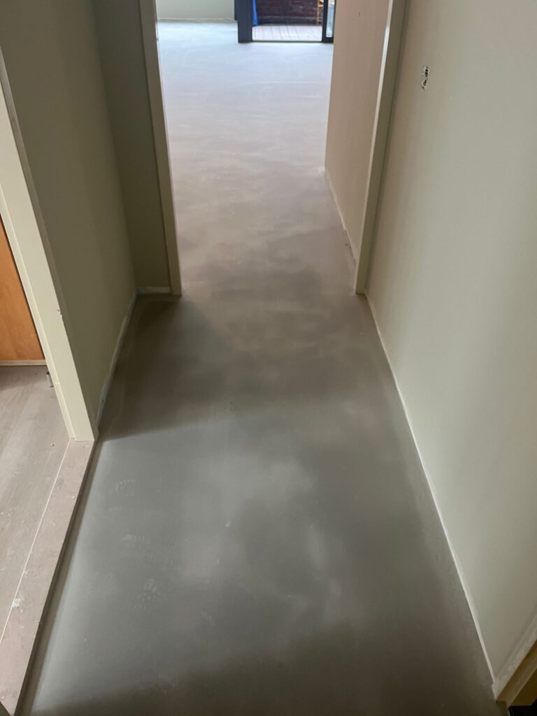 87m2 woonkamer + gang geégaliseerd 3