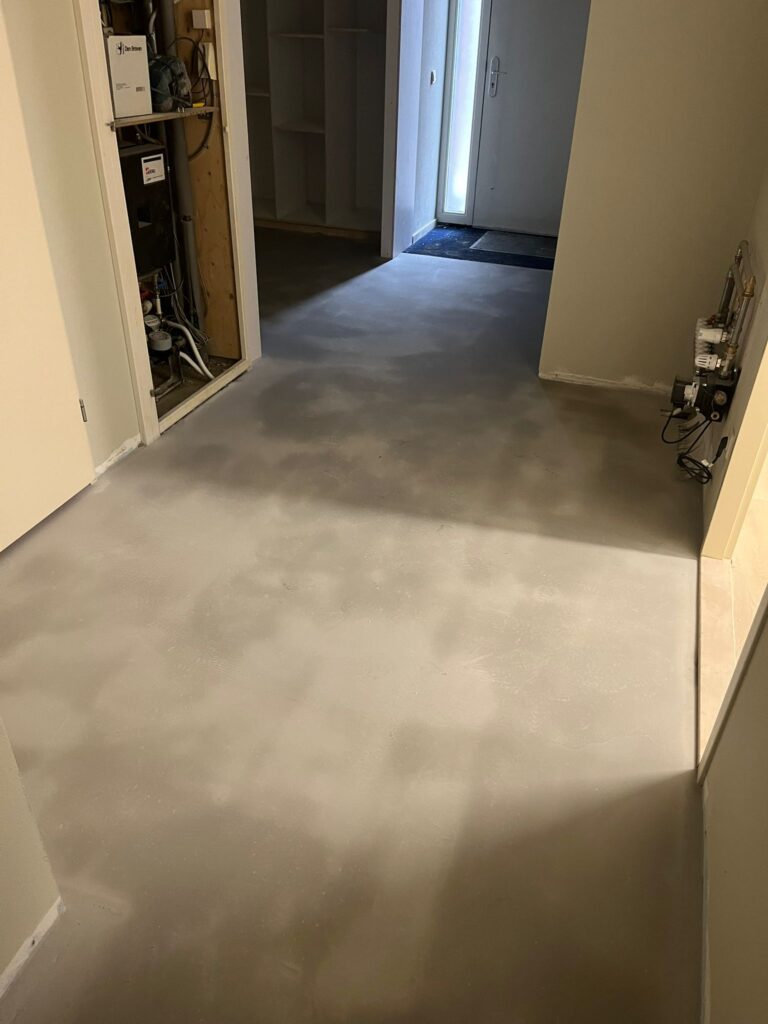 87m2 woonkamer + gang geégaliseerd 3