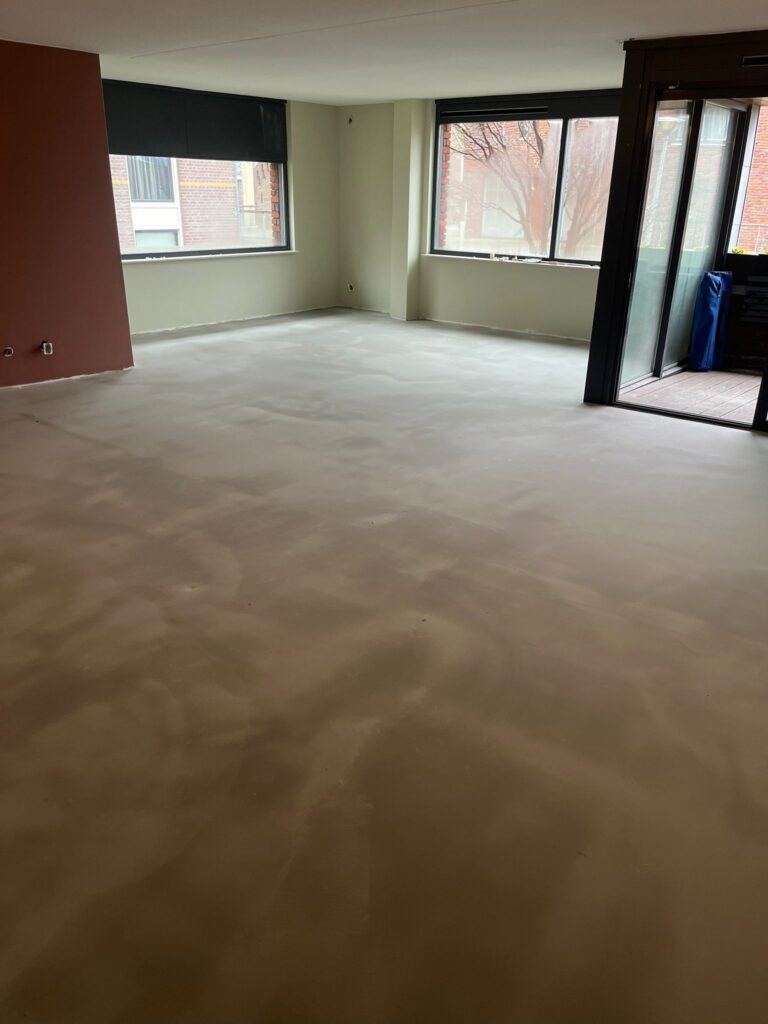 87m2 woonkamer + gang geégaliseerd 6