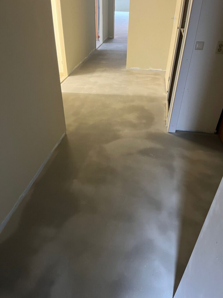 87m2 woonkamer + gang geégaliseerd 7