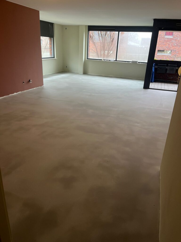 87m2 woonkamer + gang geégaliseerd